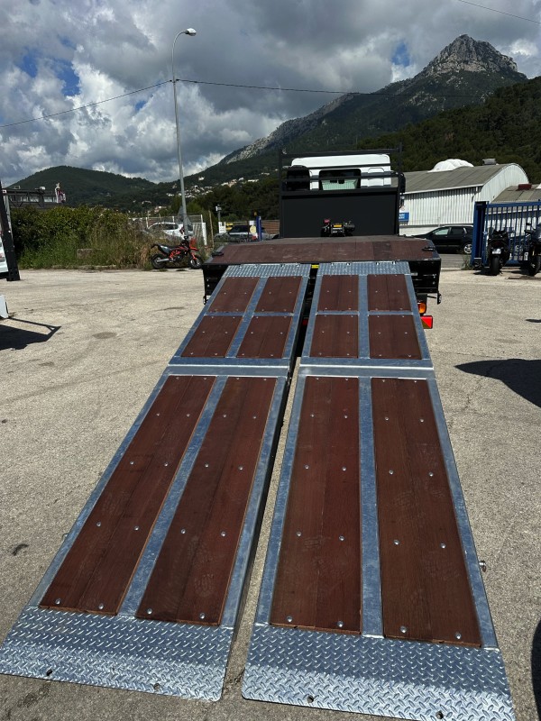 Fabrication carrosserie industrielle plateau porte-engin concessionnaire DAF Nice Alpes-Maritimes 06